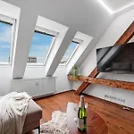 Byt V Centre S Vyhladom Na Hrad, Ranajkami A Parkovanim