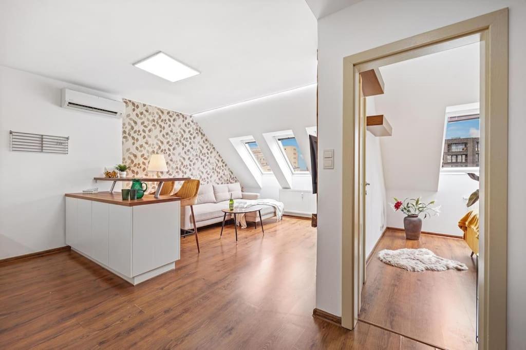 Appartement V Centre S Vyhladom Na Hrad, Ranajkami A Parkovanim
