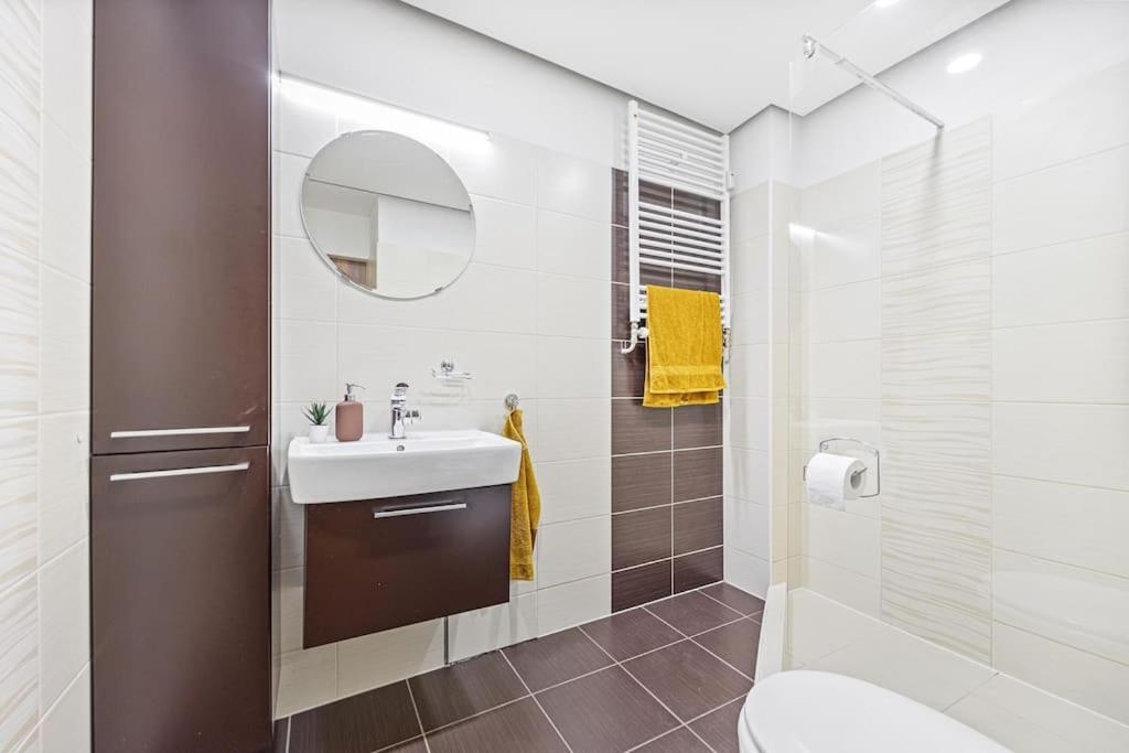 V Centre S Vyhladom Na Hrad, Ranajkami A Parkovanim Appartement