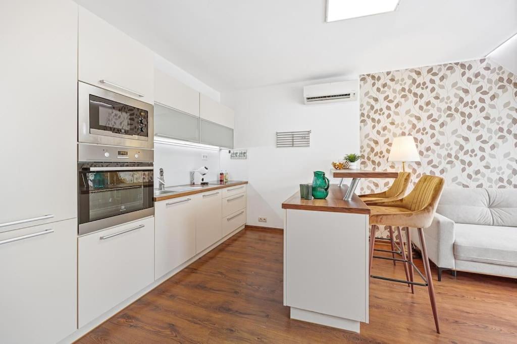 V Centre S Vyhladom Na Hrad, Ranajkami A Parkovanim Appartement Bratislava