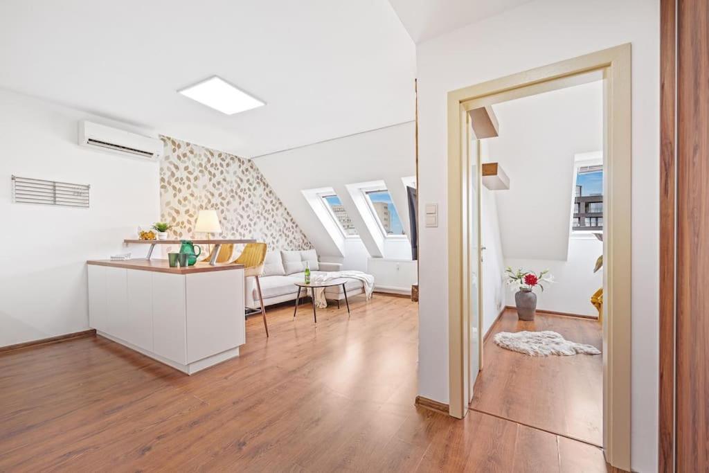 Appartement V Centre S Vyhladom Na Hrad, Ranajkami A Parkovanim Bratislava