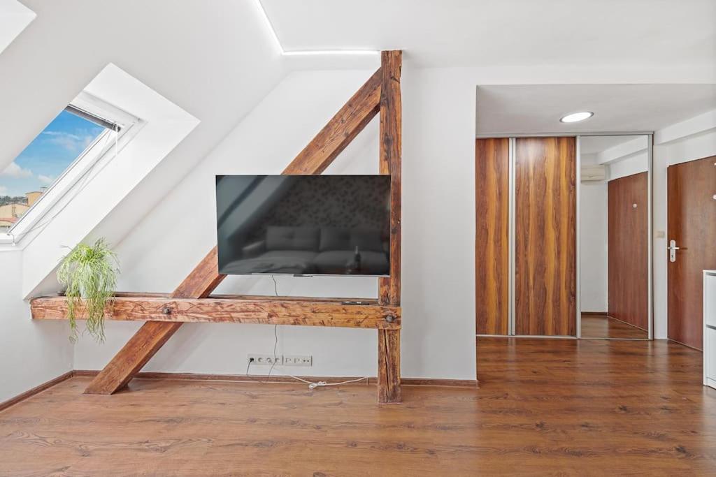 Apartment V Centre S Vyhladom Na Hrad, Ranajkami A Parkovanim