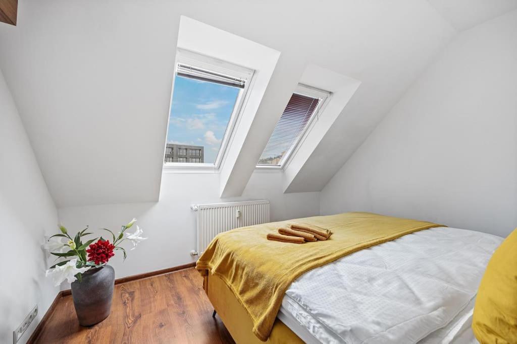 V Centre S Vyhladom Na Hrad, Ranajkami A Parkovanim Bratislava
