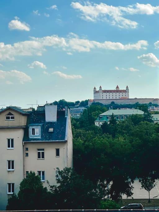 Appartement V Centre S Vyhladom Na Hrad, Ranajkami A Parkovanim