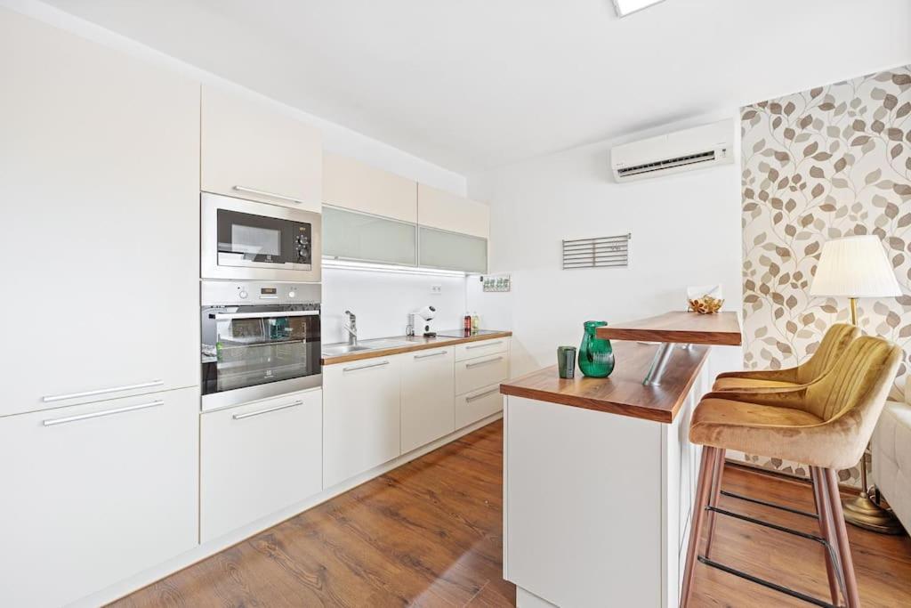Appartement V Centre S Vyhladom Na Hrad, Ranajkami A Parkovanim Bratislava