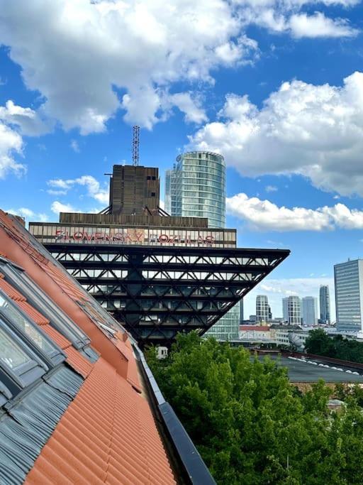 V Centre S Vyhladom Na Hrad, Ranajkami A Parkovanim Appartement *