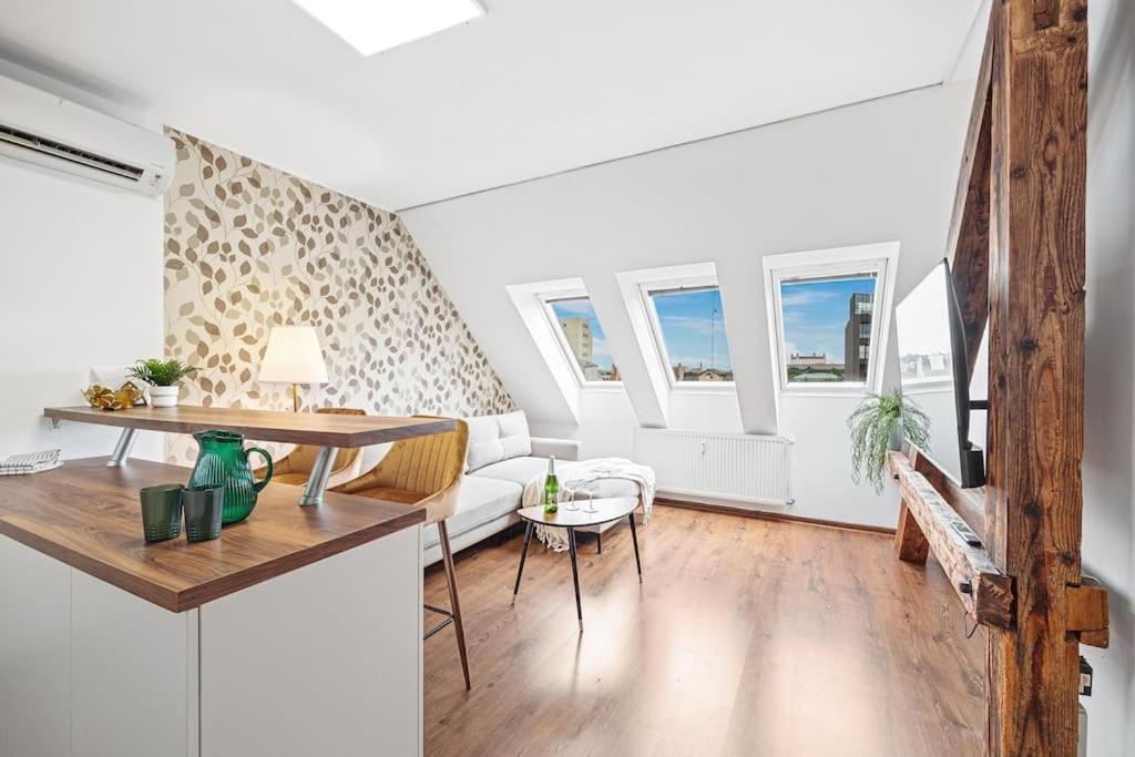 Appartement V Centre S Vyhladom Na Hrad, Ranajkami A Parkovanim *