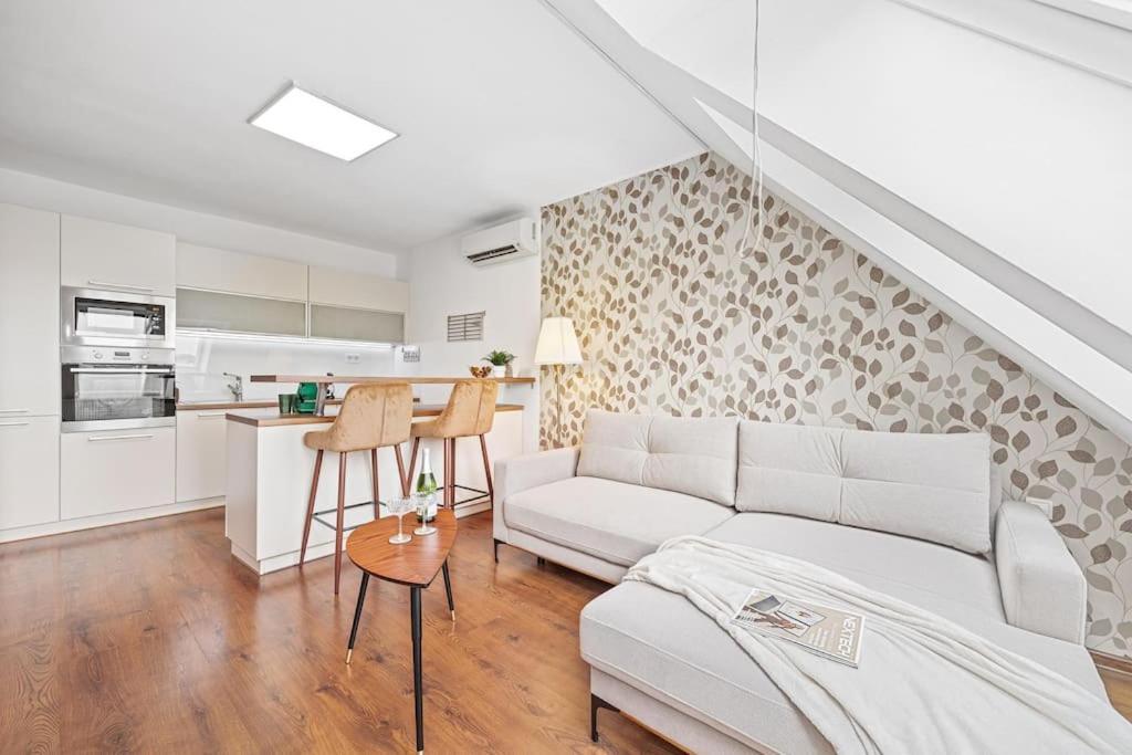 V Centre S Vyhladom Na Hrad, Ranajkami A Parkovanim Appartement Bratislava