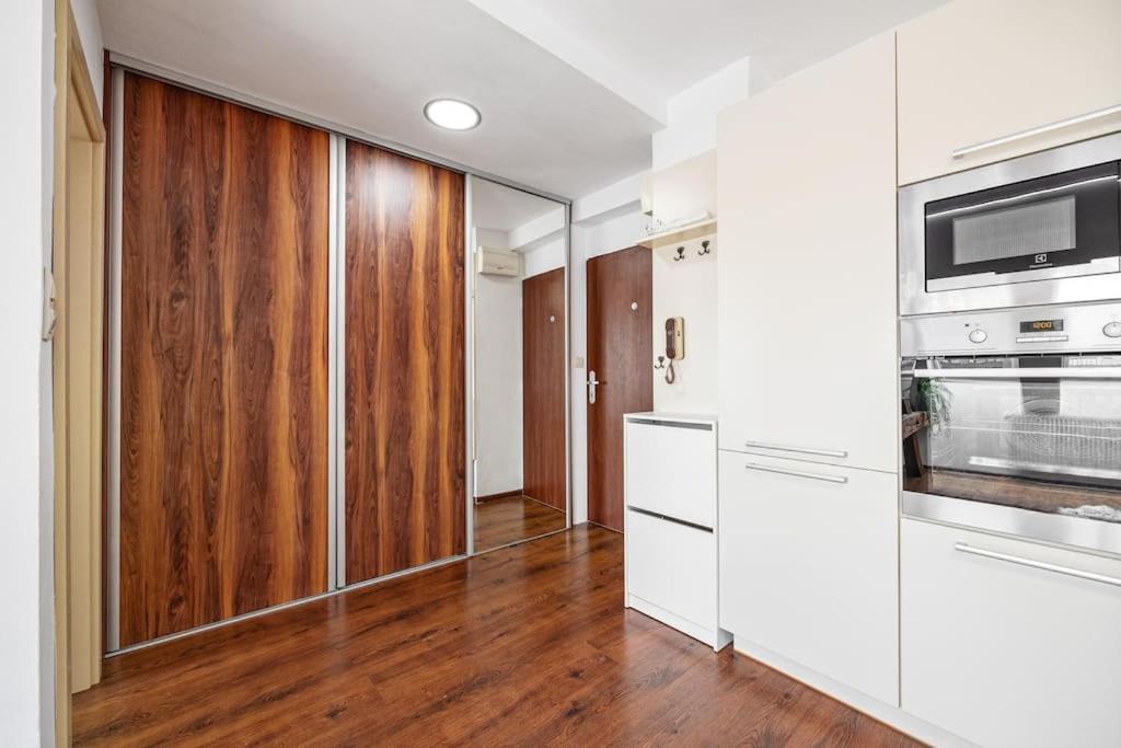 Appartement V Centre S Vyhladom Na Hrad, Ranajkami A Parkovanim Bratislava