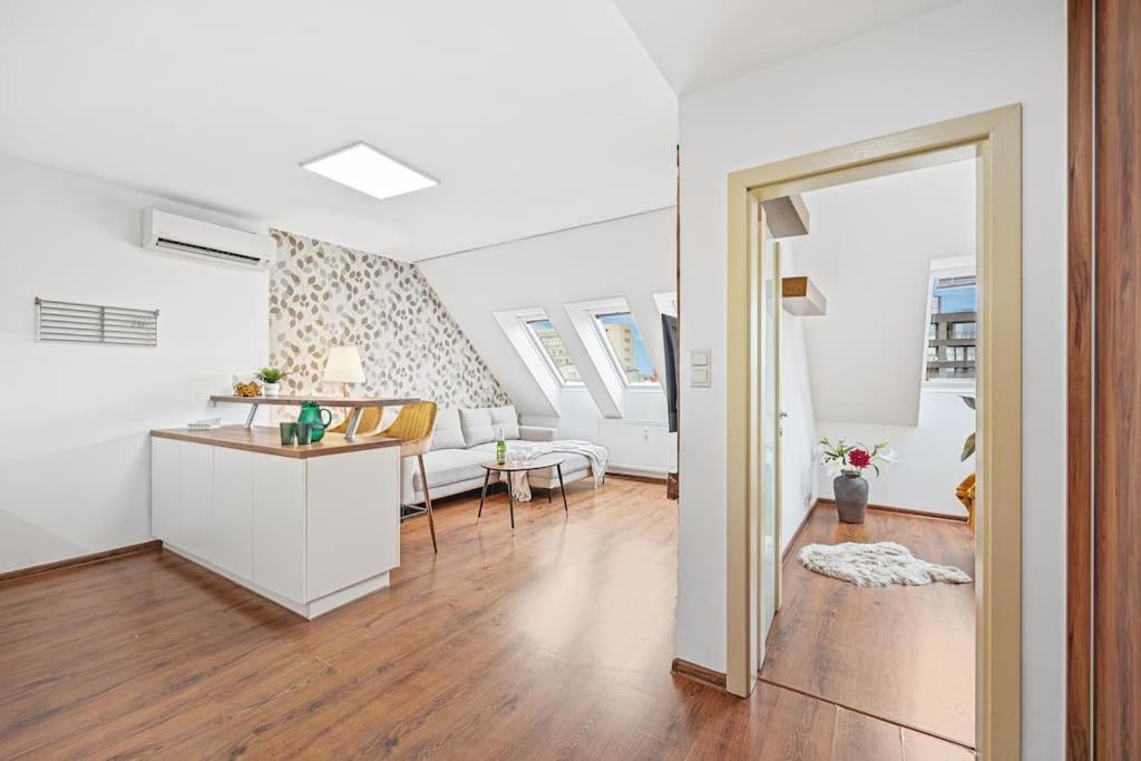 V Centre S Vyhladom Na Hrad, Ranajkami A Parkovanim * Bratislava