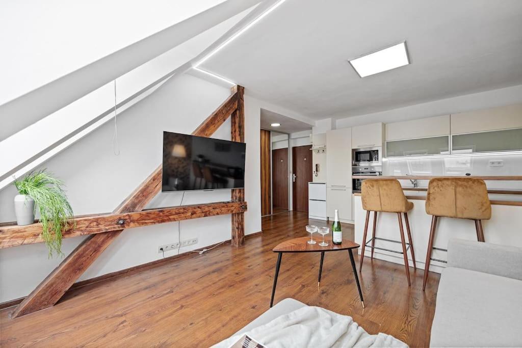 V Centre S Vyhladom Na Hrad, Ranajkami A Parkovanim Appartement