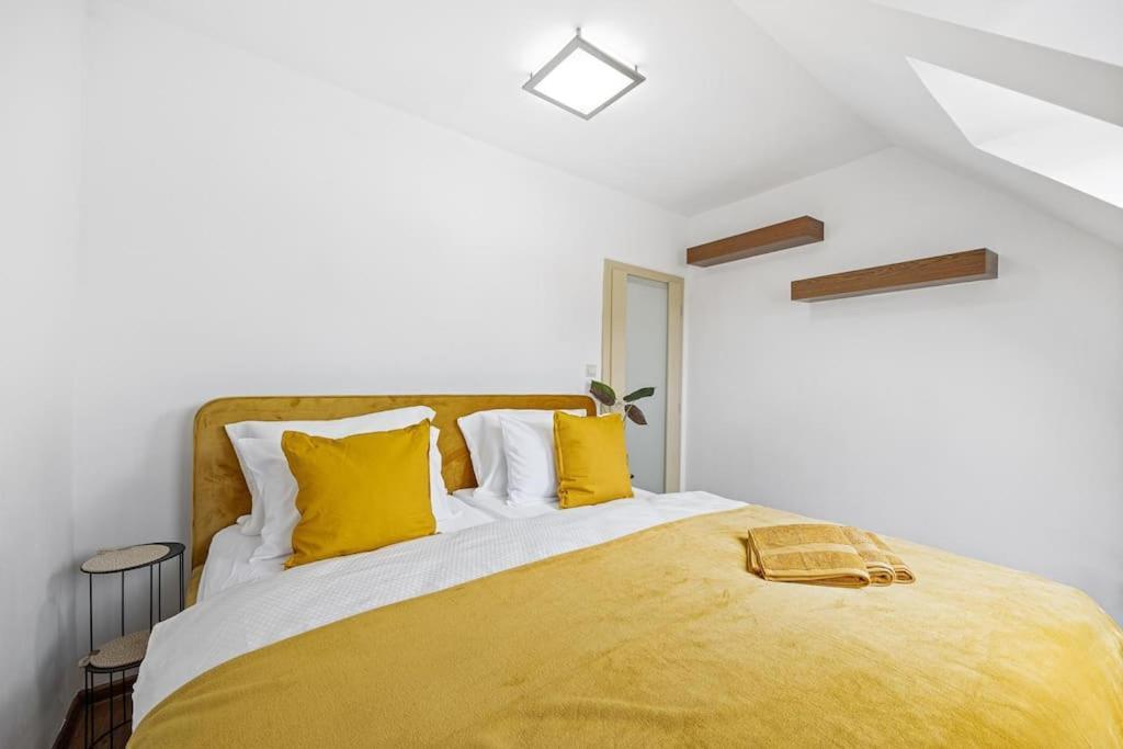 Appartement V Centre S Vyhladom Na Hrad, Ranajkami A Parkovanim