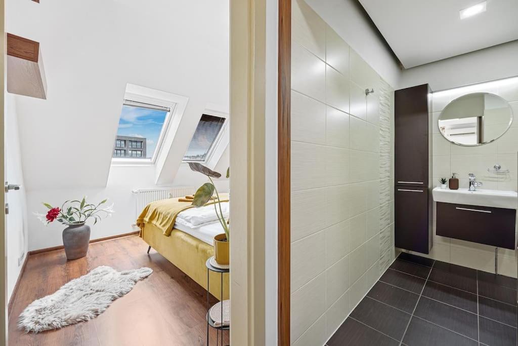 Apartment V Centre S Vyhladom Na Hrad, Ranajkami A Parkovanim Bratislava